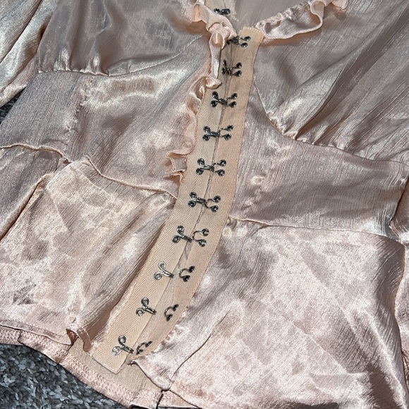 Clasp Blouse - Picture 3 of 4